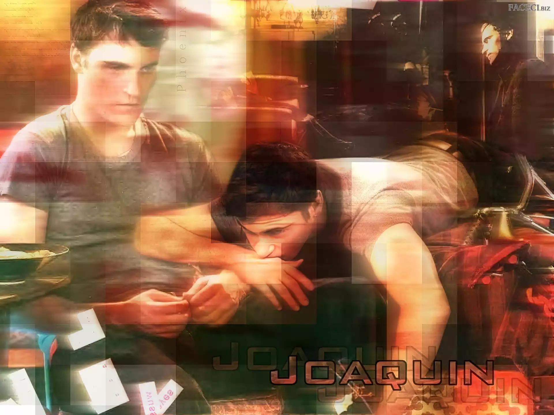 Joaquin Phoenix, szara koszulka